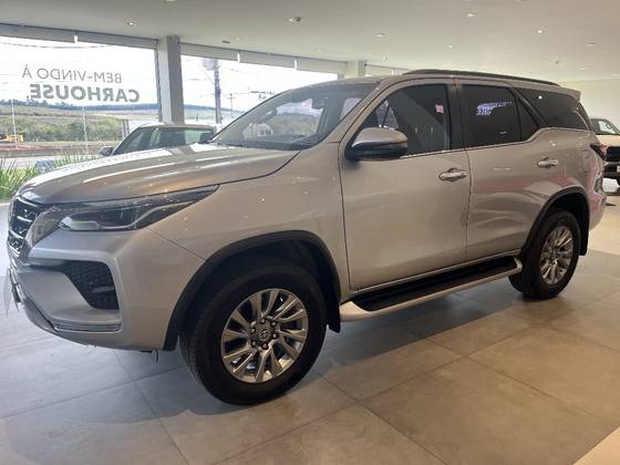 TOYOTA HILUX SW4 2.8 D-4D TURBO DIESEL SRX 7L 4X4 AUTOMÁTICO TOYOTA HILUX SW4 2.8 D-4D TURBO DIESEL SRX 7L 4X4 AUTOMÁTICO